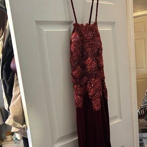 PROM DRESS! Elegant Burgundy Sequin Gown